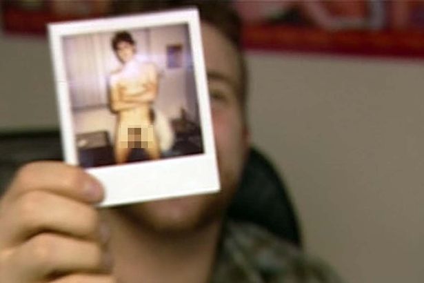 Rob tient la photo nue de Louis
