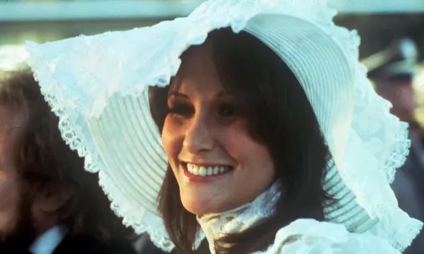 Linda Lovelace arrive aux Oscars en 1974.