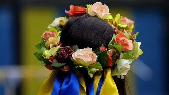 Une femme avec une décoration de cheveux ukrainienne traditionnelle participe à la célébration du jour de l'indépendance de l'Ukraine lors d'une célébration à Chichester, dans le sud de l'Angleterre, le 27 août 2022.